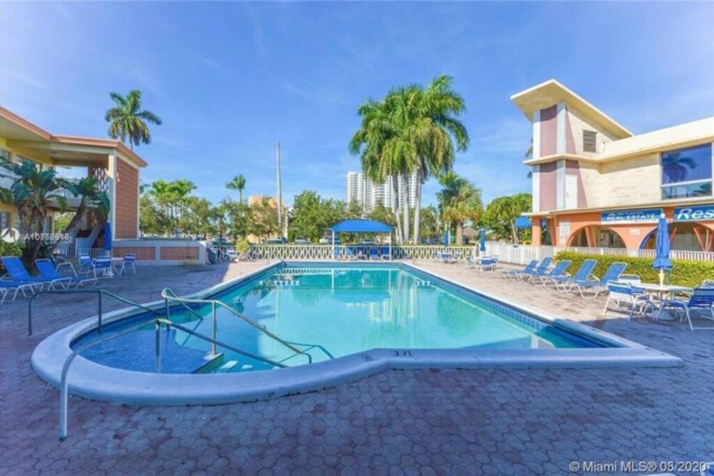 Cozy Affordable Studio Close To The Beach Daire Hallandale Beach Dış mekan fotoğraf